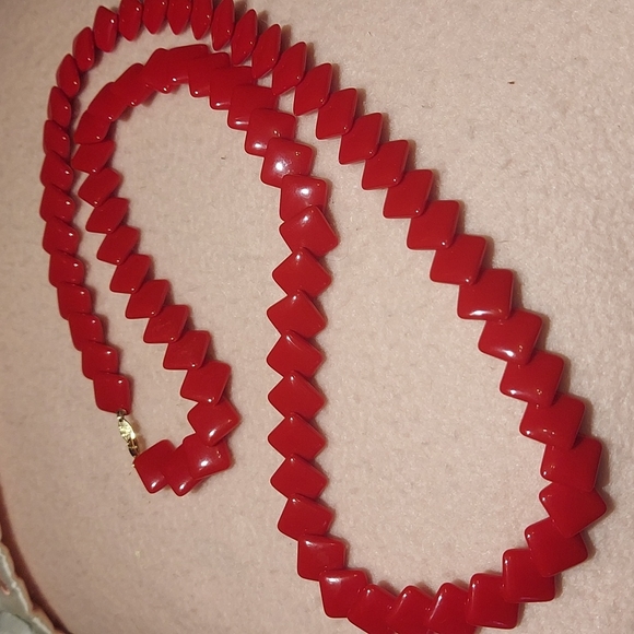 Vintage 1950's Trifari, Lucite Overlap design Link Necklace - Scarlet Red - Picture 2 of 6